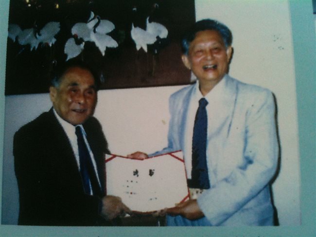 1995年12月4日全国政协常委香港知名人士庄世平先生接受我会副理事长陈端呈送其为我会名义会长的聘书