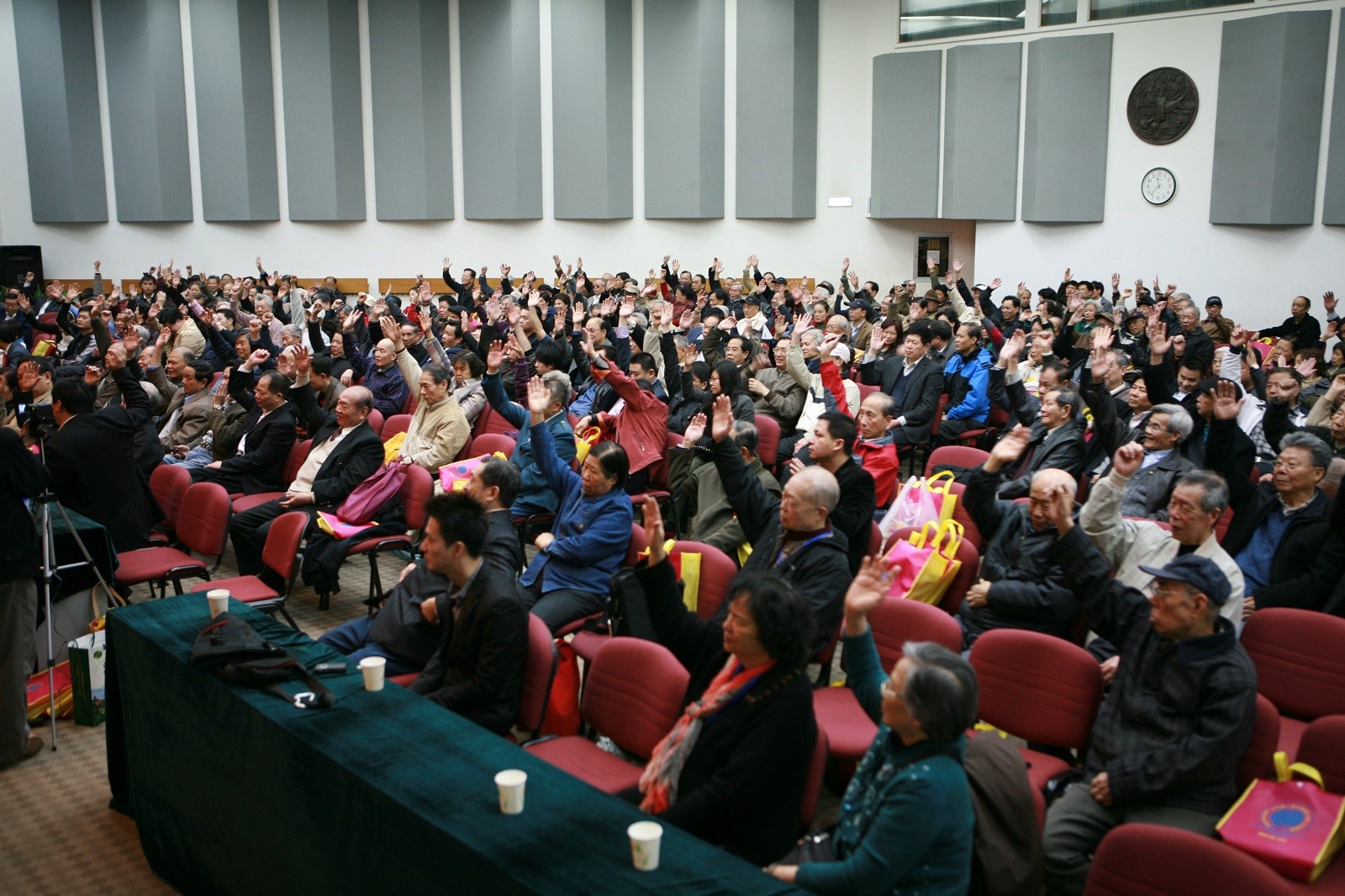2010年4月25日大第五届会员代表大会全体与会者举手通过新一届领导班子人选.JPG